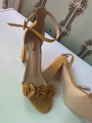 Zapatos de tacón amarillo mostaza con flores