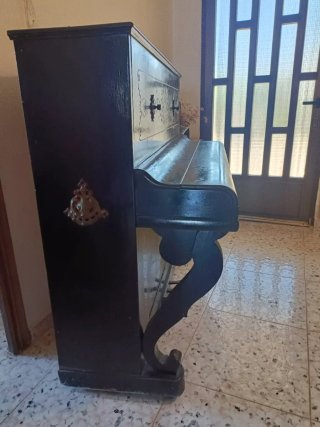 Piano antiguo con detalles decorativos