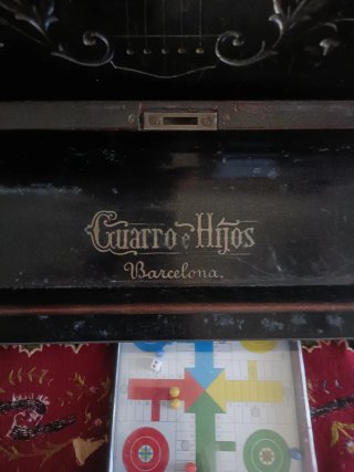 Piano antiguo con detalles decorativos