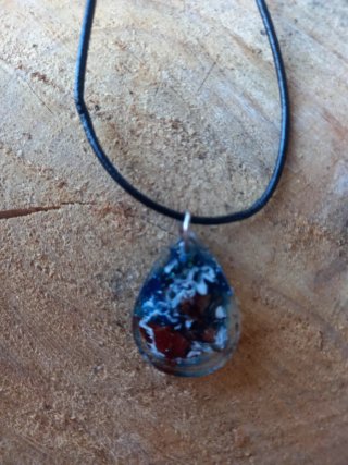 Colgante artesanal epoxy hecho a mano