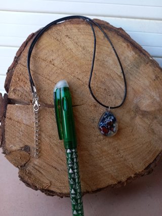 Colgante artesanal epoxy hecho a mano