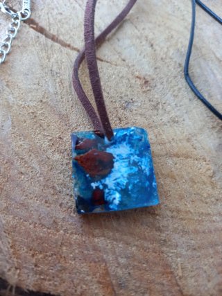 Colgante artesanal epoxy hecho a mano