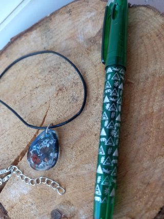 Colgante artesanal epoxy hecho a mano