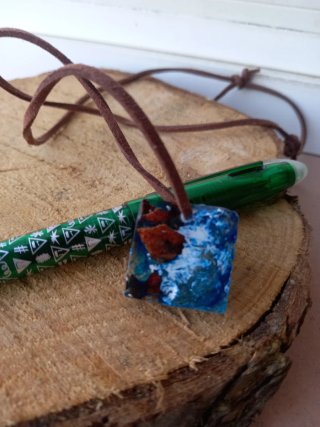Colgante artesanal epoxy hecho a mano