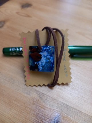 Colgante artesanal epoxy hecho a mano