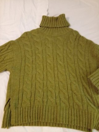 Jersey verde punto trenzado cuello alto