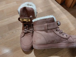 Botines rosas con forro de pelo y hebilla dorada
