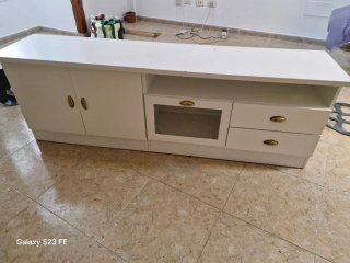Mueble de salón blanco con cristal