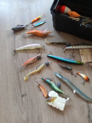 Caja de pesca con señuelos y flotadores