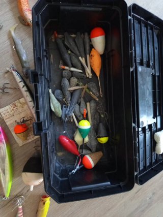 Caja de pesca con señuelos y flotadores