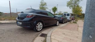 Llantas Opel Astra en blanco con neumáticos al 70%