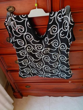 Blusa negra con detalles blancos