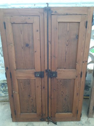 Portones de madera con vidriera