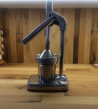 Exprimidor de cítricos cromado