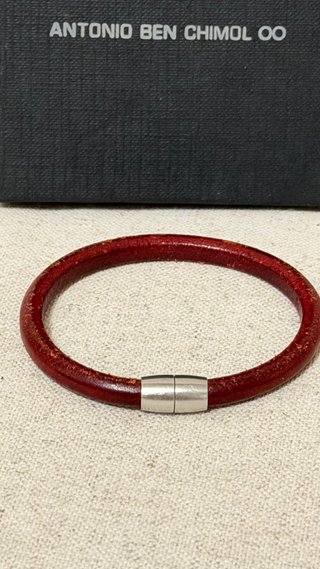 Pulsera cuero rojo cierre magnético, Antonio Ben C