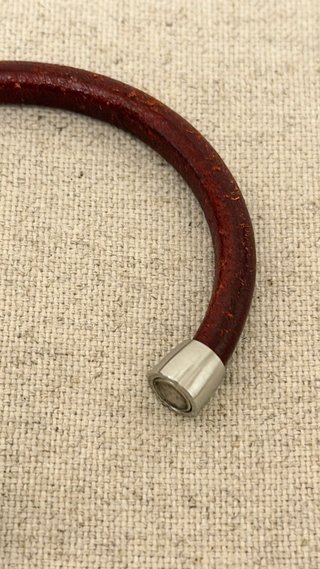 Pulsera cuero rojo cierre magnético, Antonio Ben C