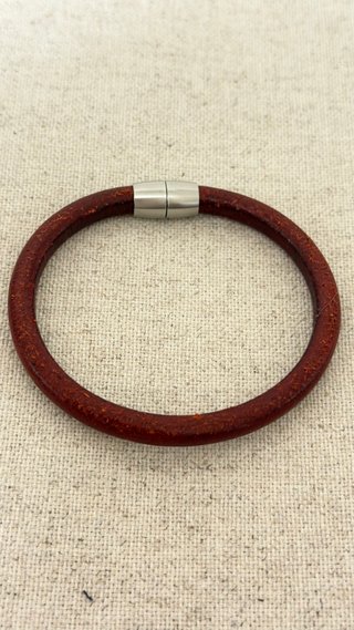 Pulsera cuero rojo cierre magnético, Antonio Ben C