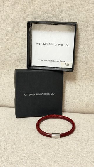 Pulsera cuero rojo cierre magnético, Antonio Ben C