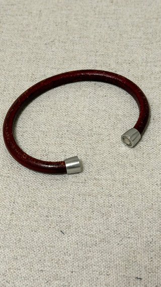 Pulsera cuero rojo cierre magnético, Antonio Ben C