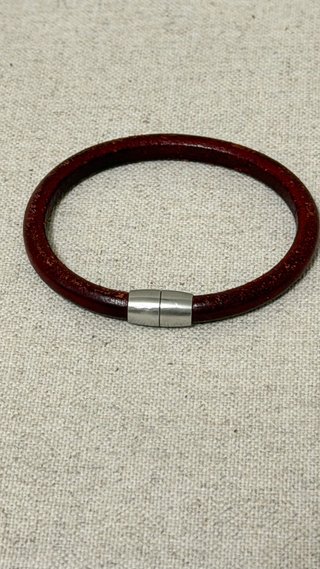Pulsera cuero rojo cierre magnético, Antonio Ben C