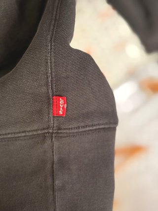 Sudadera Levi's Negra Logo Rojo Batwing