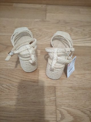 Sandalias beige con tiras trenzadas