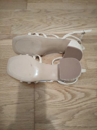 Sandalias beige con tiras trenzadas