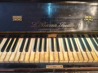 Piano decorativo antiguo