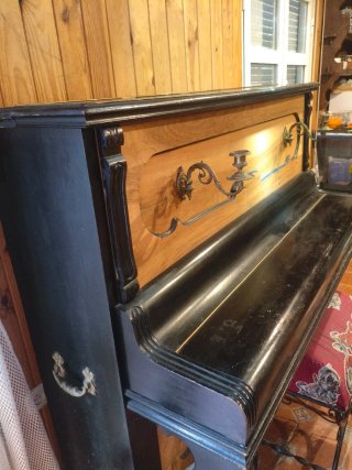 Piano decorativo antiguo
