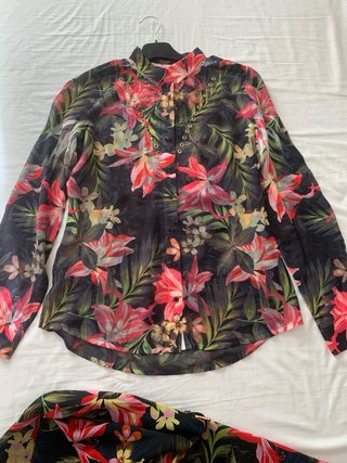 Pantalón de pata ancha y camisa floral Guess