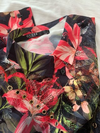 Pantalón de pata ancha y camisa floral Guess