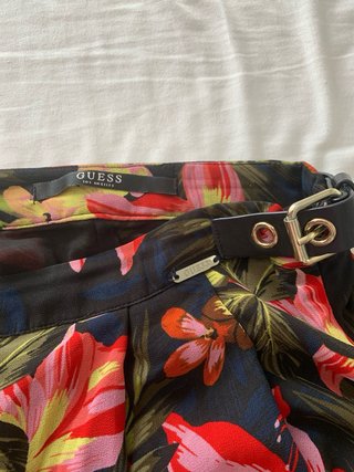 Pantalón de pata ancha y camisa floral Guess