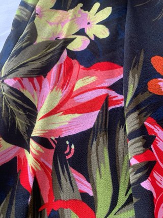 Pantalón de pata ancha y camisa floral Guess