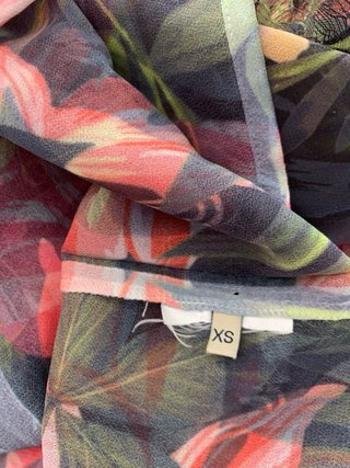 Pantalón de pata ancha y camisa floral Guess