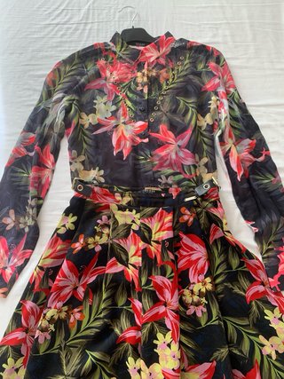 Pantalón de pata ancha y camisa floral Guess