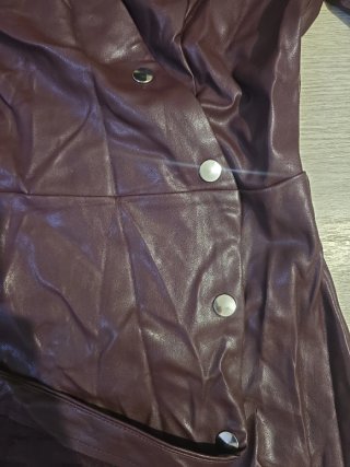 Vestido efecto piel granate