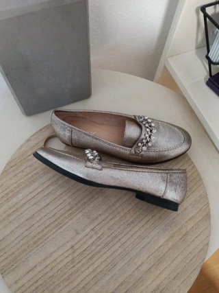 Mocasines plateados con cadena y pedrería