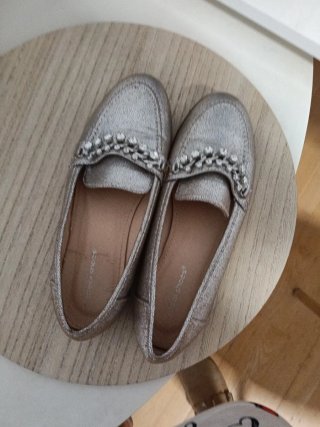 Mocasines plateados con cadena y pedrería