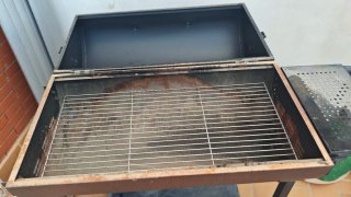 Barbacoa de metal con ruedas