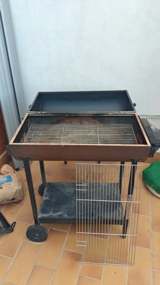 Barbacoa de metal con ruedas