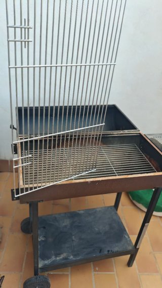 Barbacoa de metal con ruedas