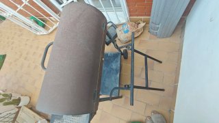Barbacoa de metal con ruedas