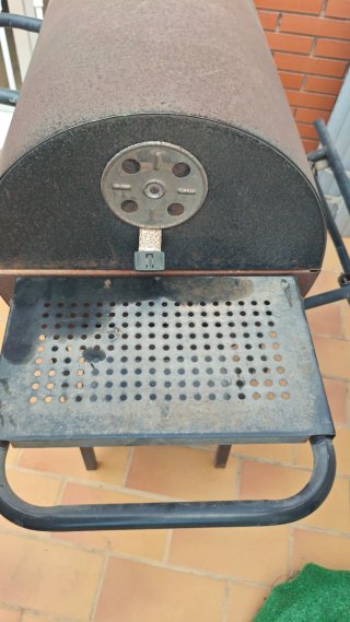 Barbacoa de metal con ruedas
