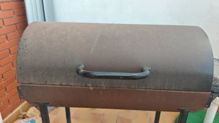 Barbacoa de metal con ruedas