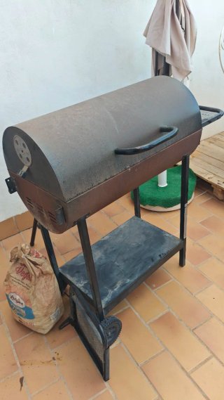 Barbacoa de metal con ruedas
