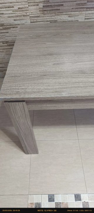 Mesa de madera beige y gris