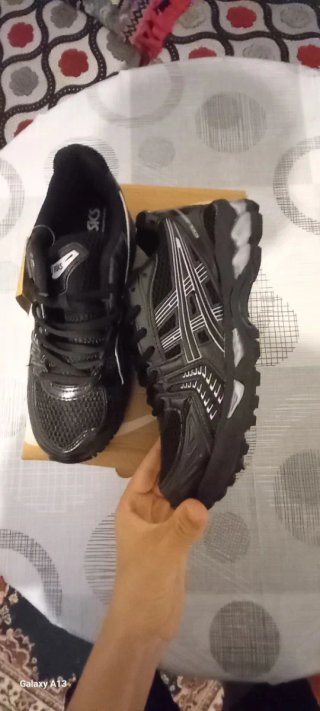 Zapatillas deportivas ASICS negras y plateadas
