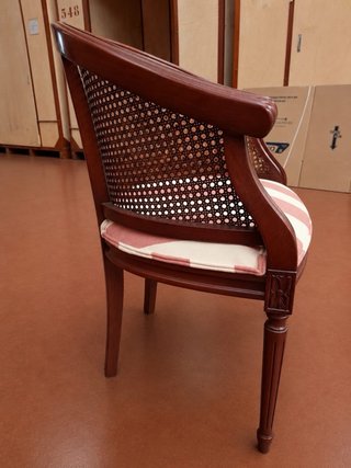 Coppia di poltrone in stile Luigi XVI in rattan e legno