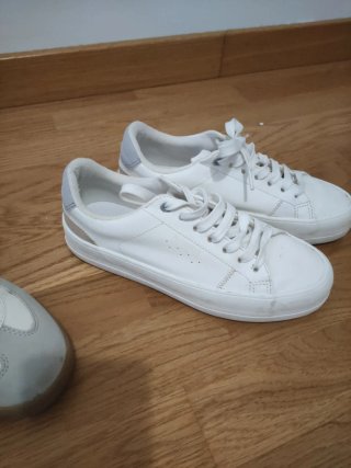 Lote Zapatillas deportivas grises y blancas