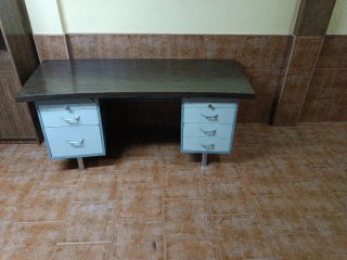 Mesa de oficina de hierro y madera